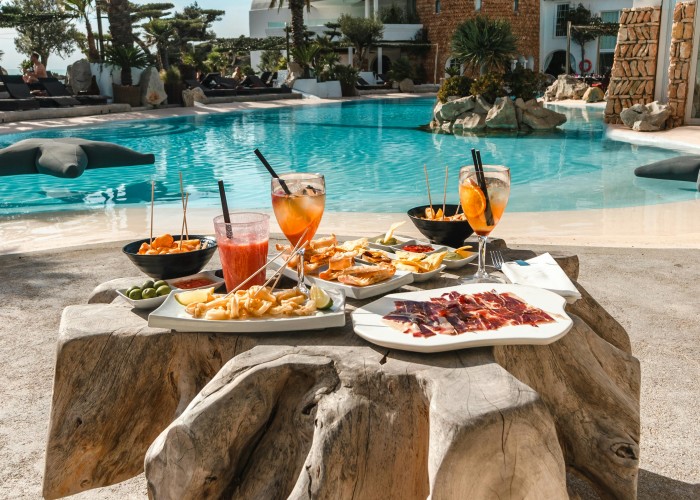 Dining in Spain: Tipping Rules, Customs, and Local Etiquette